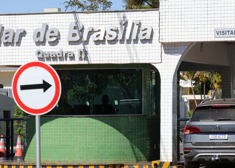 Moraes determina reforço no monitoramento da casa de Bolsonaro