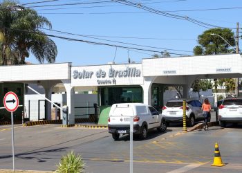 Bolsonaro deixa prisão domiciliar e vai a hospital para exames médicos