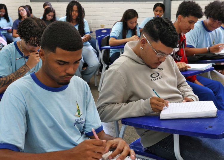 MEC orienta escolas na escolha de livros didáticos para o ensino médio