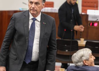 Moraes dá 48h para Bolsonaro explicar documento sobre asilo político