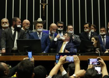 Oposição ocupa plenários por anistia a 8/1 e impeachment de Moraes