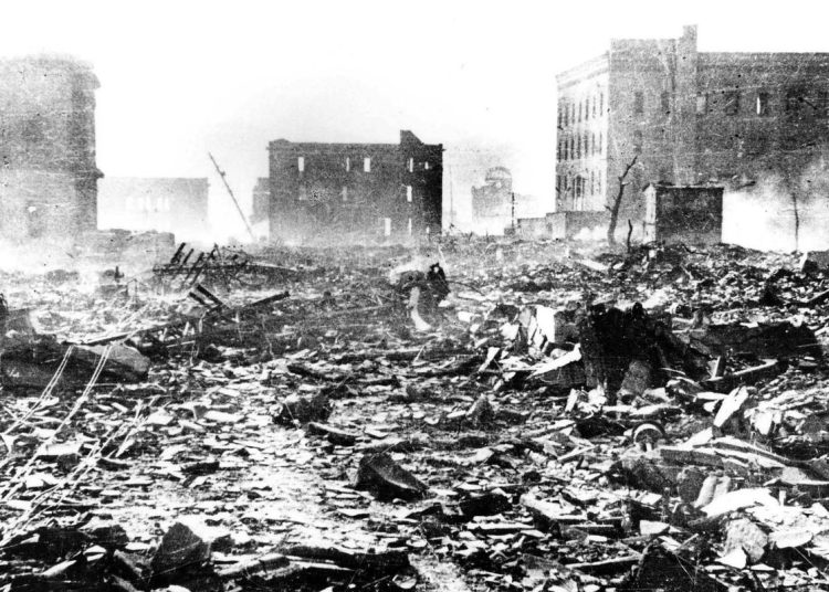 Hiroshima: população homenageia vítimas da bomba com mensagens de paz
