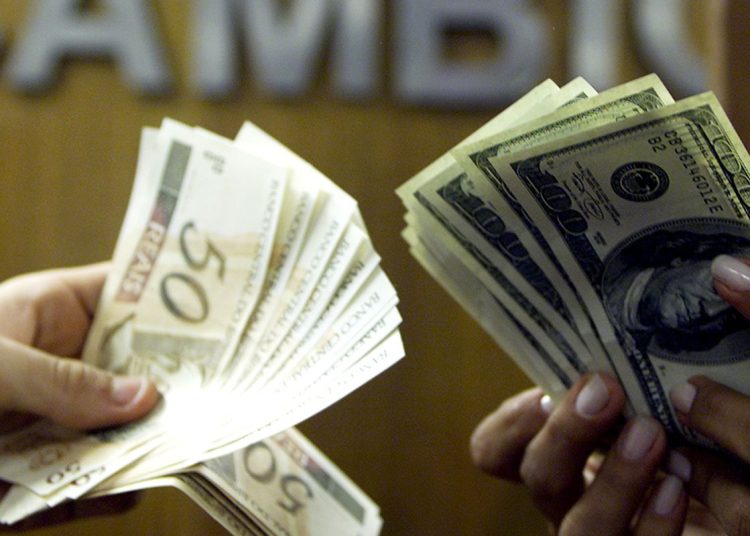 Dólar segue mercado internacional e sobe para R$ 5,43