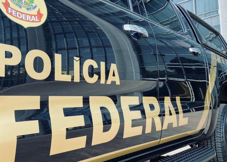 PF faz busca e apreensão de celulares na casa de Bolsonaro