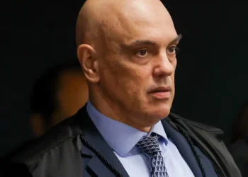 Moraes determina que Polícia Penal vigie Bolsonaro em tempo integral
