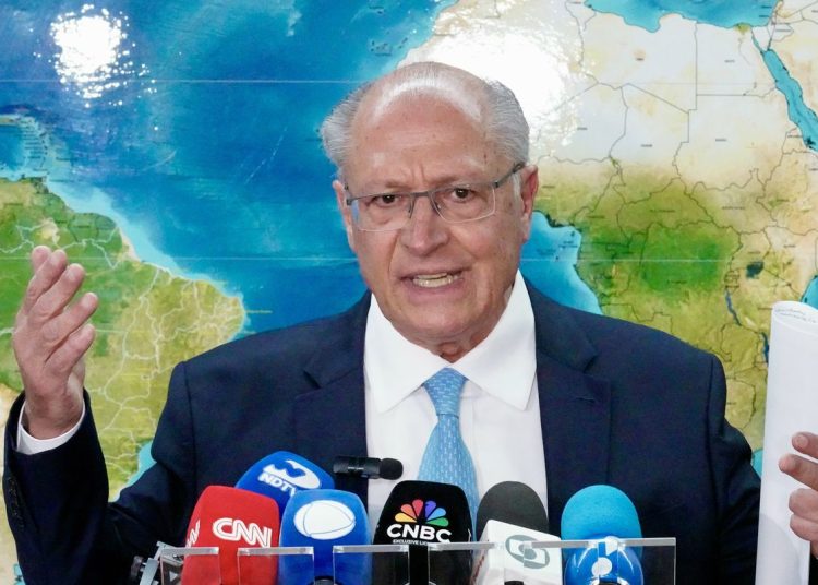 Tarifaço dos EUA: programa para afetados sai até terça, diz Alckmin