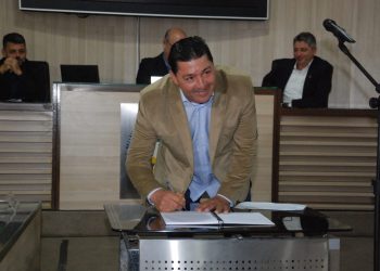 Beto Abençoado assume como vereador e defende união para reerguer economia de Campos