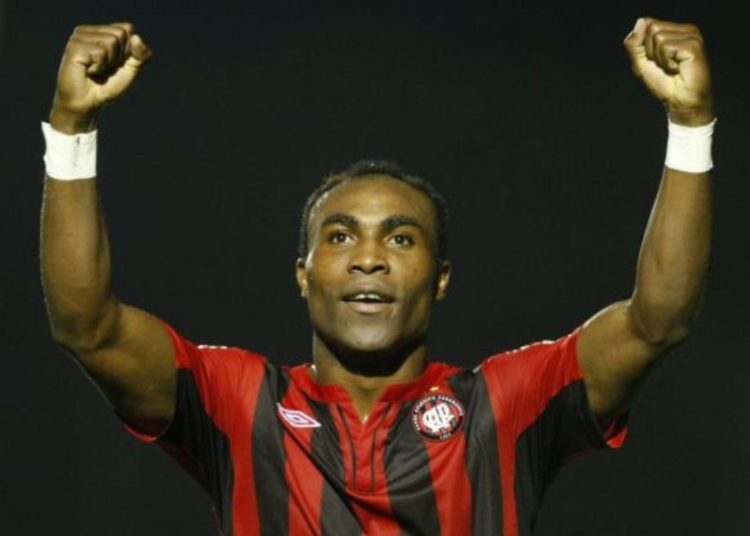 Reunião com Petraglia na madrugada convenceu atacante a trocar Athletico por clube chinês