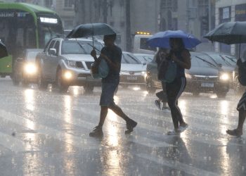 Chuvas causam alagamentos e transtornos na Baixada Santista