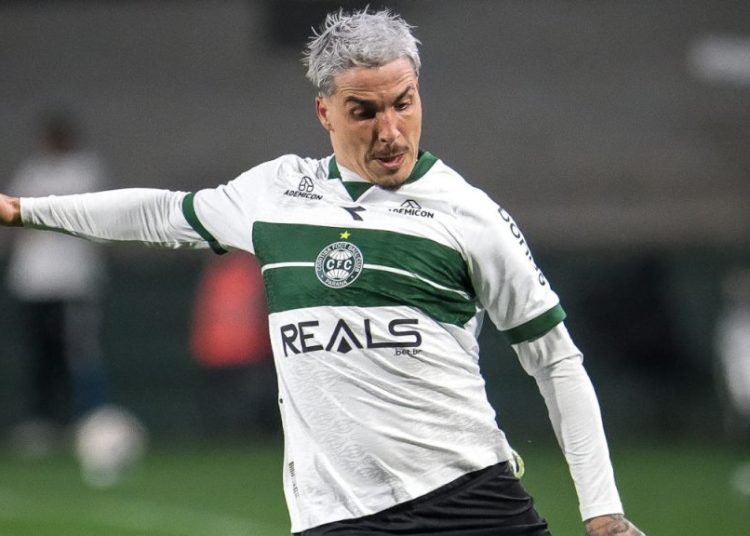 Coritiba tropeça contra a Chapecoense e amplia jejum no Couto
