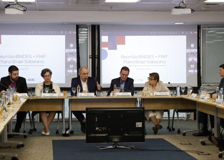 Prefeitos de cidades afetadas pelo tarifaço dos EUA se reúnem no BNDES
