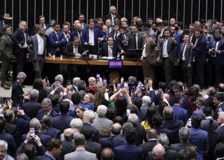 Deputados que bloquearam plenário podem ser suspensos por até 6 meses