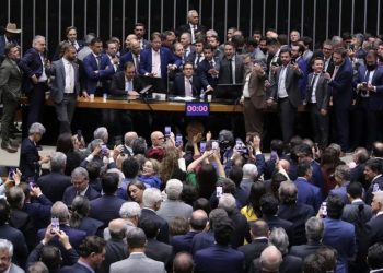 Após obstrução de Plenário, Hugo Motta abre sessão e pede respeito