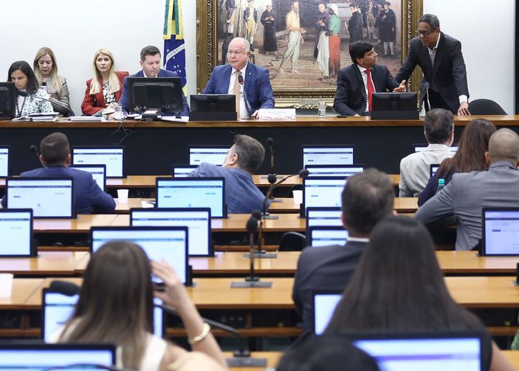 CCJ aprova aumento de pena para aliciamento de crianças na internet