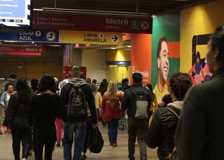 Falha em trem da CPTM lota estações em São Paulo nesta segunda