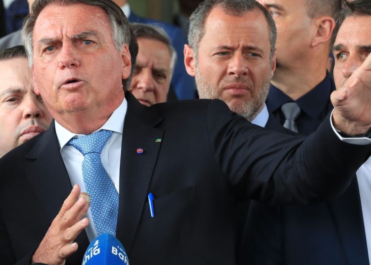 Defesa de Bolsonaro se diz surpreendida com prisão domiciliar