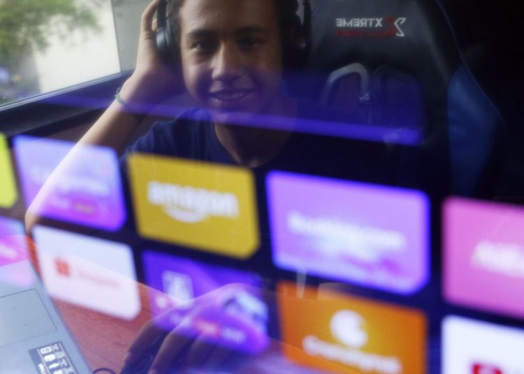 Câmara deve votar regras para proteger crianças na internet