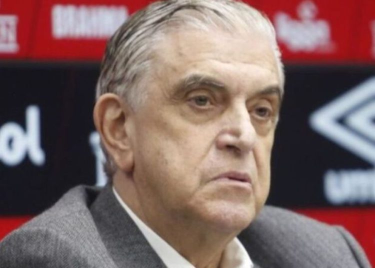 Athletico toma 4 a 2, e Petraglia comanda o enterro