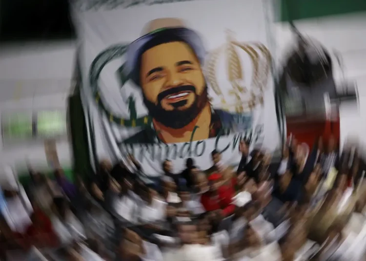 Fãs e amigos prestam últimas homenagens a Arlindo Cruz
