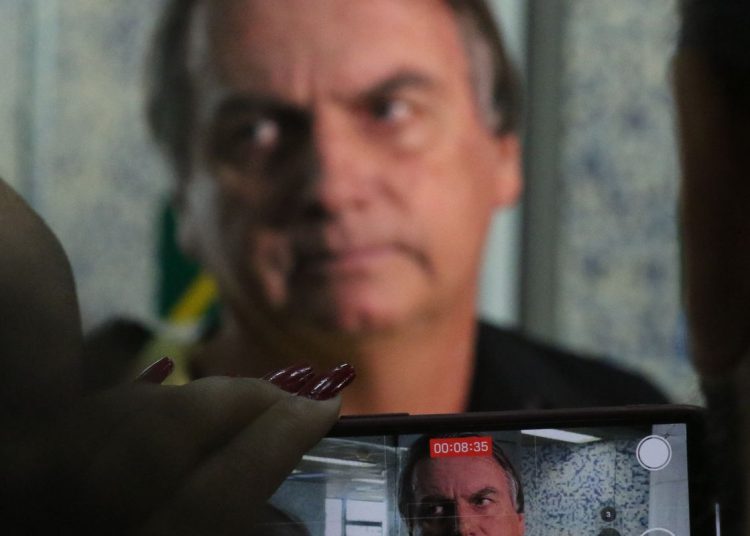 Proibido, Bolsonaro enviou mais de 300 mensagens e vídeos via WhatsApp