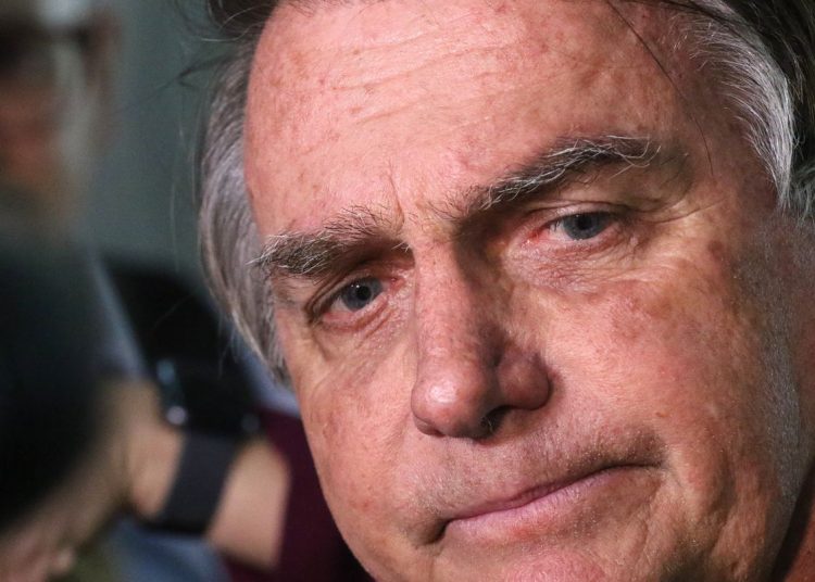 Defesa de Bolsonaro leva documento ao STF e pede revogação da prisão