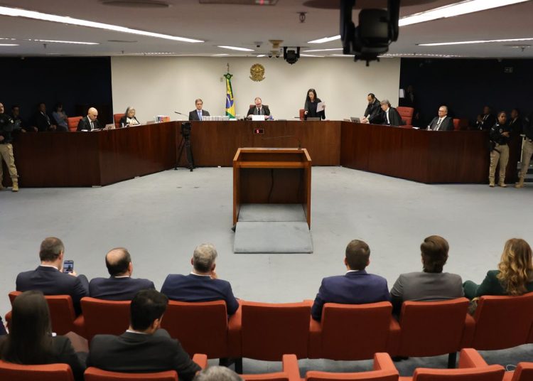 Julgamento de Bolsonaro e réus será retomado com voto de Carmen Lúcia