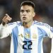 Messi é ovacionado e brilha em possível despedida da Argentina