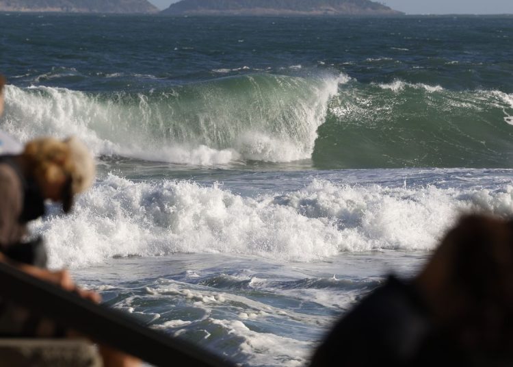 Corpo de adolescente que desapareceu com namorada no mar é encontrado
