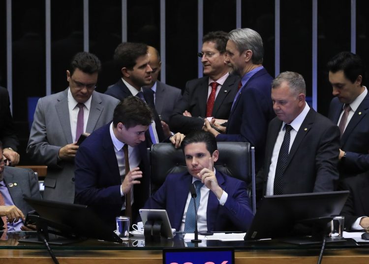 Juristas criticam PEC da Blindagem, aprovada na Câmara dos Deputados
