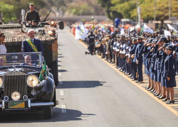 7 de Setembro: Exército, Marinha e Aeronáutica desfilam na Esplanada