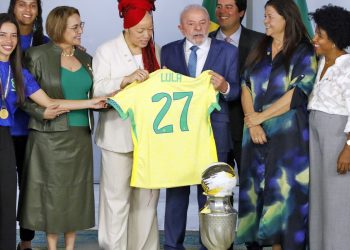 Lula vai encaminhar ao Congresso projeto que prioriza futebol feminino