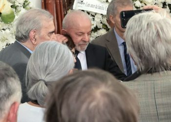No velório de Mino Carta, Lula fala sobre julgamento da trama golpista
