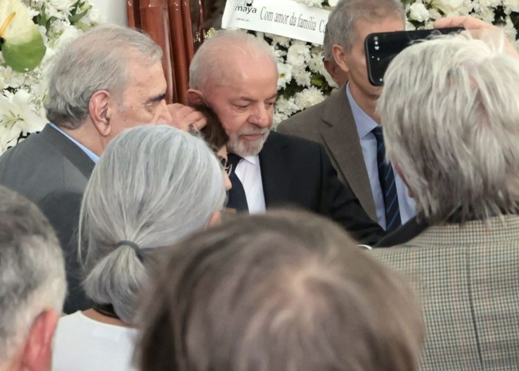 No velório de Mino Carta, Lula fala sobre julgamento da trama golpista