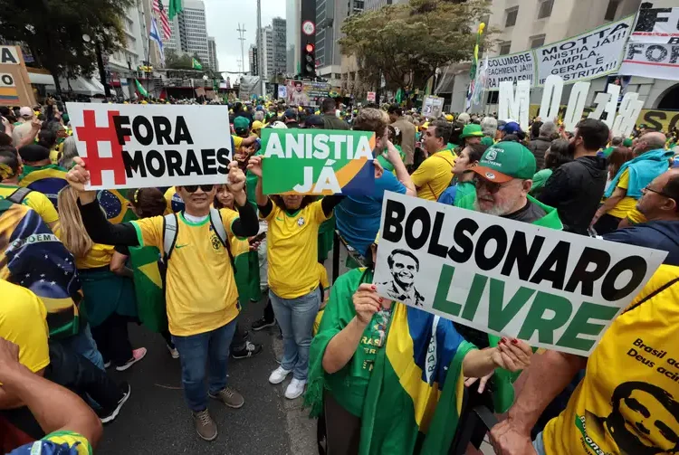 Ato pró-Bolsonaro une governadores e parlamentares de direita em SP