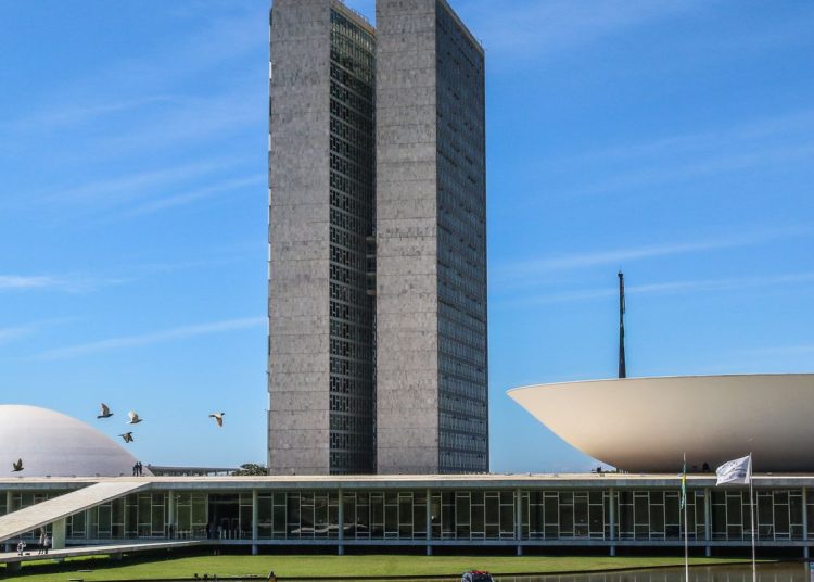 Senado aprova pena maior a quem fornecer drogas ou bebidas a menores