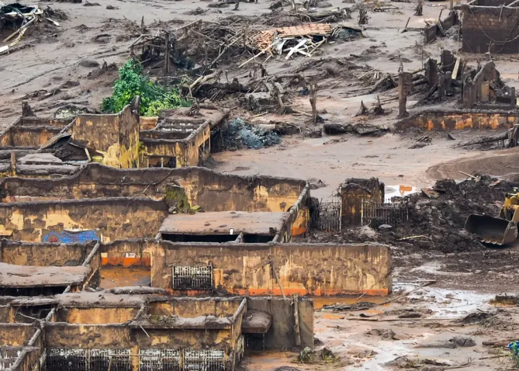 Pescadores atingidos por queda de barragem do Fundão recebem benefício