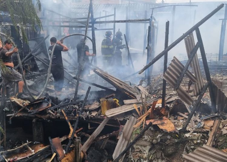 Mais de 15 moradias são atingidas por incêndio em Cubatão (SP)