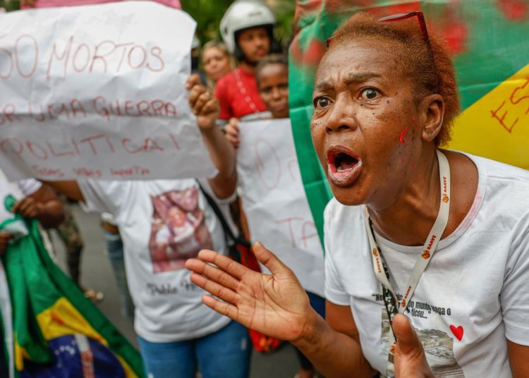 Moradores do Complexo da Penha protestam contra Operação Contenção