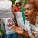 Moradores do Complexo da Penha protestam contra Operação Contenção