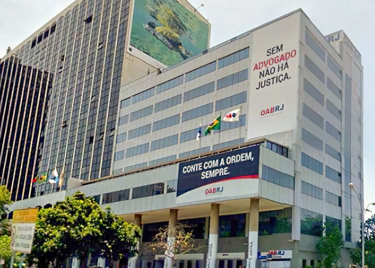 Alerj aprova dispensa de terno e gravata no verão em audiência pública