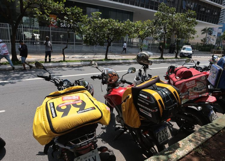 Prefeitura de SP regulamenta mototáxi; Uber e 99 apontam ilegalidade