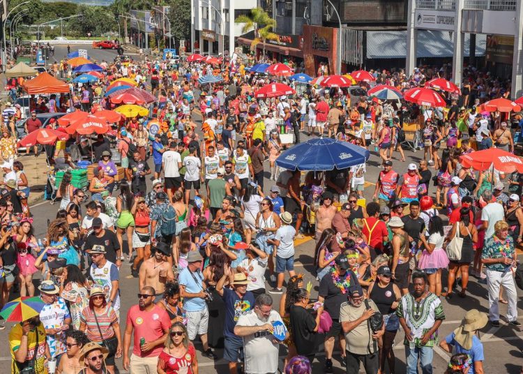 Com quase 50 anos, Pacotão leva multidão à área central de Brasília