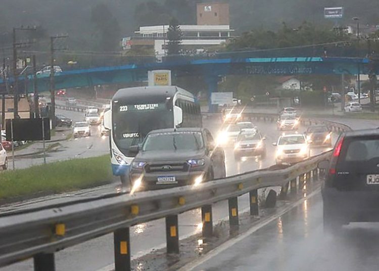 SC tem alerta vermelho para alagamentos e deslizamentos na capital