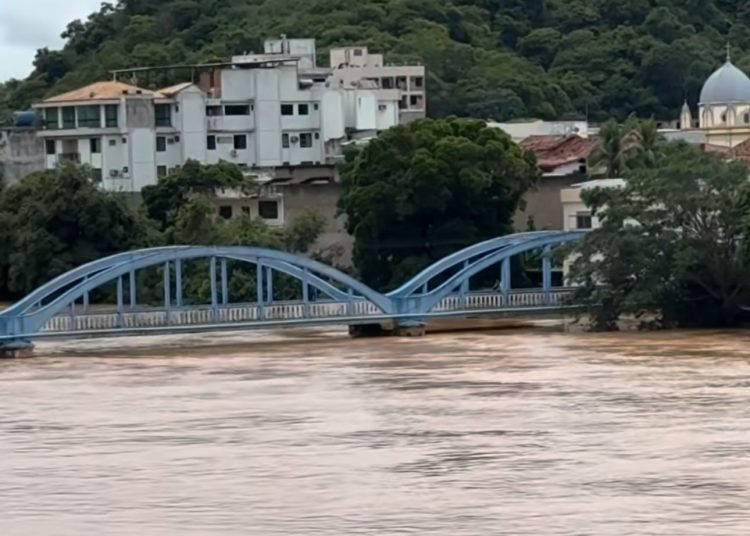 Aulas suspensas e hospital remanejado: fortes chuvas causam transbordamento do rio em Santo Antônio de Pádua