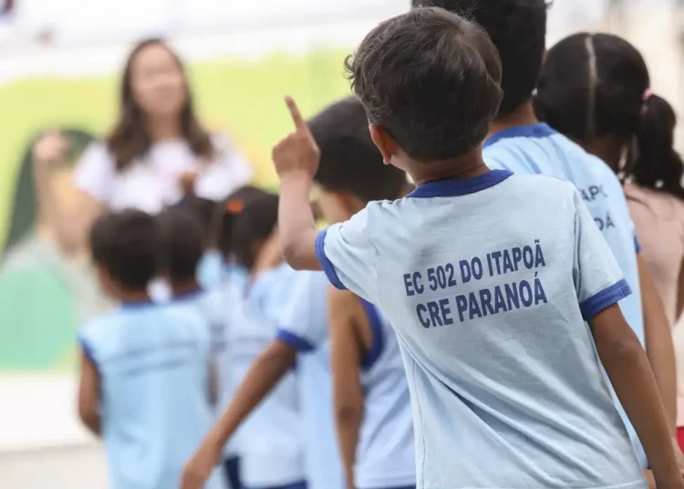 Ensino fundamental atinge 99,5% de frequência; atraso escolar cai