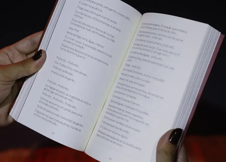 Leituraço com pé na areia: evento no Rio leva livros à praia