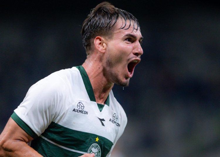 Uruguaio polivalente vira peça fundamental no Coritiba e recebe elogios de técnico