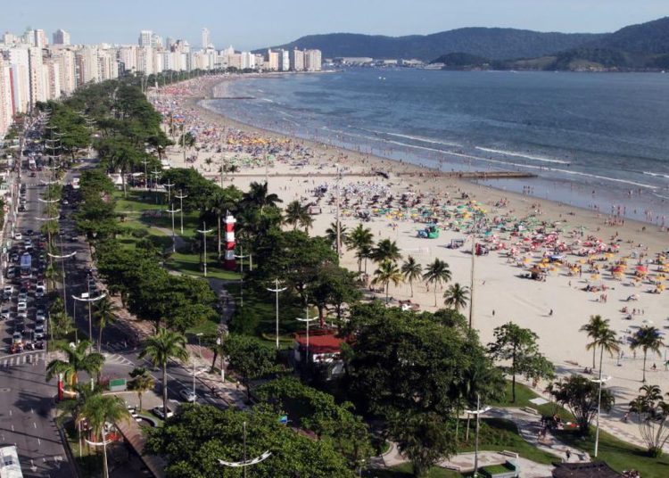Bombeiros resgatam 348 pessoas no litoral paulista durante o carnaval