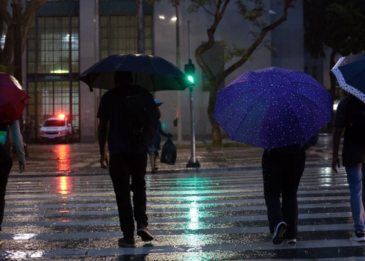 Defesa Civil de SP alerta para frente fria a partir desta terça (24)