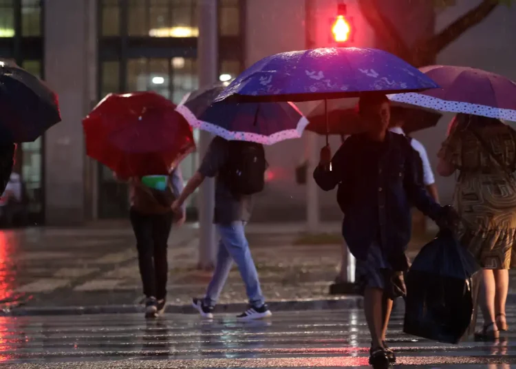 Inmet emite alerta laranja para chuvas e ventos no Sudeste e no Paraná